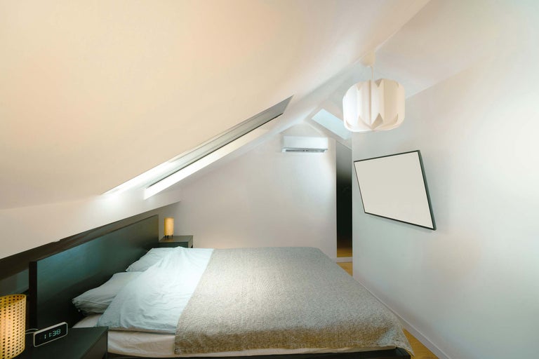 Dormitor cu ferestre de mansardă, pat, noptiere și aer condiționat