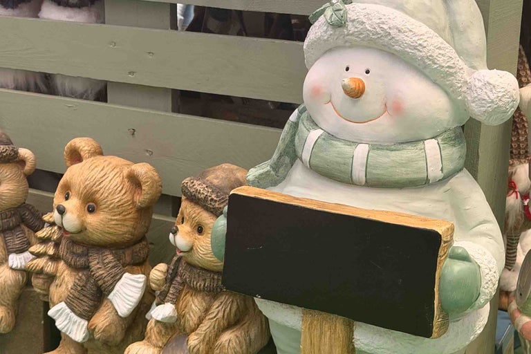 Figurină decorativă om de zăpadă cu tablă pentru scris și două figurine urși ca decorațiune de Crăciun pentru interior