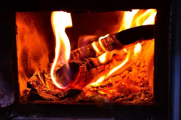 Lemne de foc în șemineu