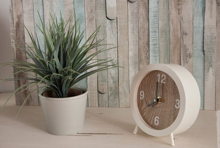Natură statică decorativă cu plantă artificială și ceas de masă