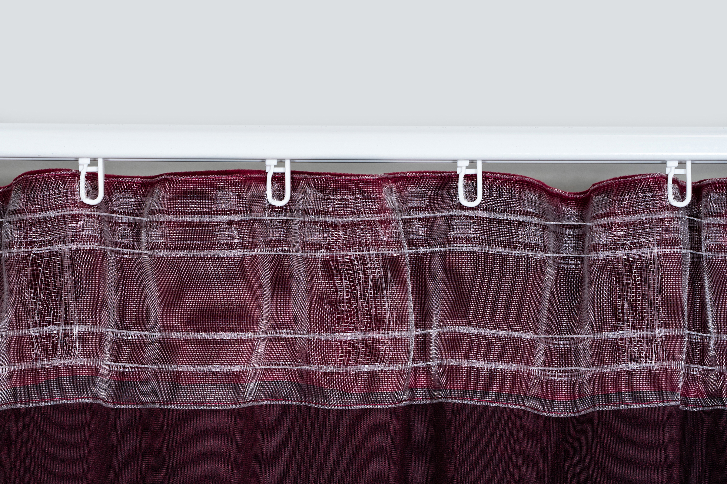Cortină cu bandă de prindere cu pliuri agățată de o șină de perdea