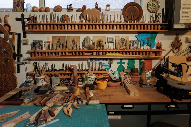 Atelier cu scule, sculpturi în lemn și banc de lucru
