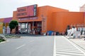 Exterior magazin Hornbach cu materiale de constructii si zona drive-in.