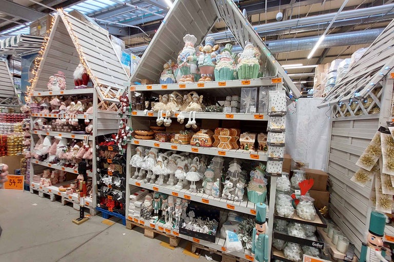 Rafturi cu articole de decorare de Crăciun în formă de casă