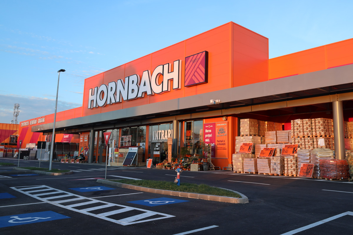 Exterior magazin de bricolaj Hornbach cu parcare