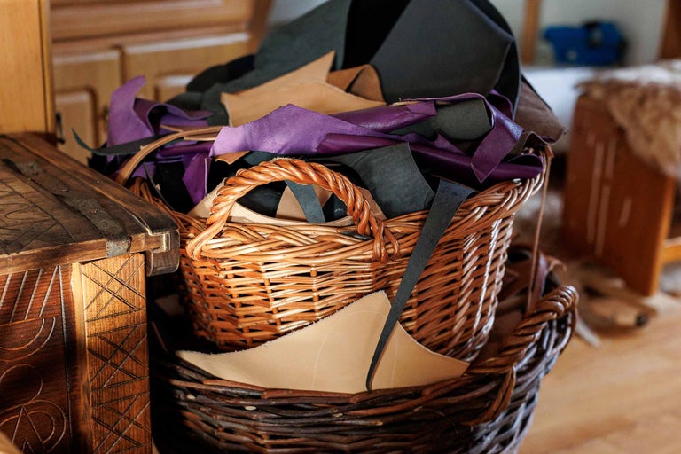 Coș cu resturi de piele în diferite culori