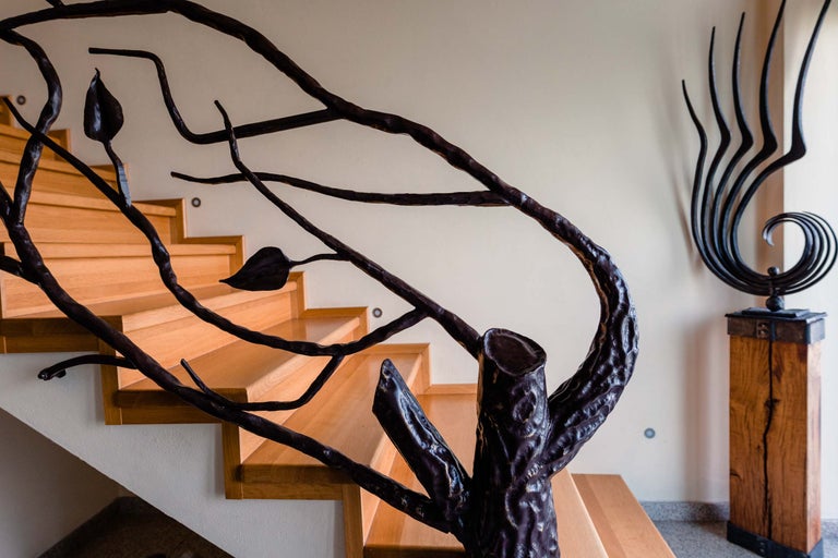 Scară cu balustradă artistică în formă de copac și decorațiune