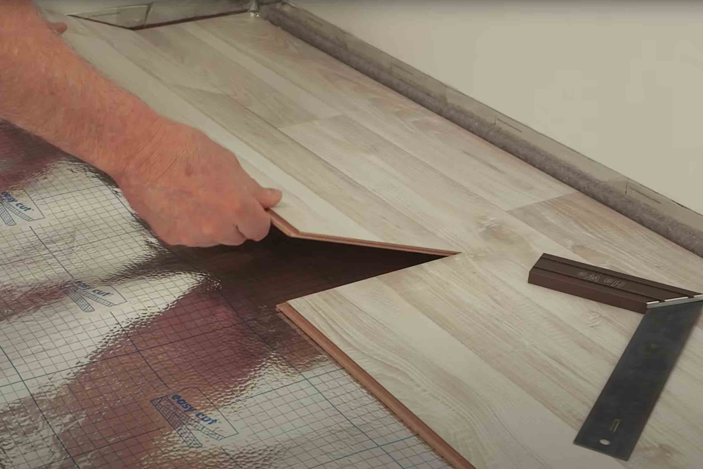 Montarea laminatului pe substrat izolant cu scule