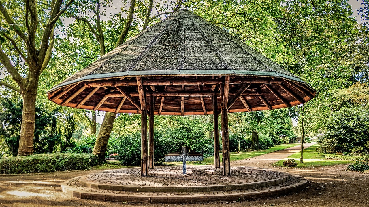 Foișor din lemn cu acoperiș de paie în parc