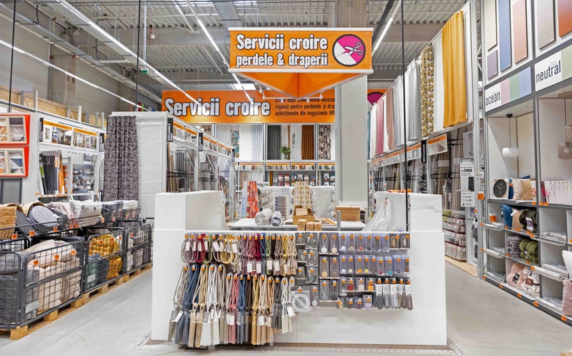 Imagine dintr-un magazin de amenajări interioare Hornbach cu perdele, draperii și accesorii