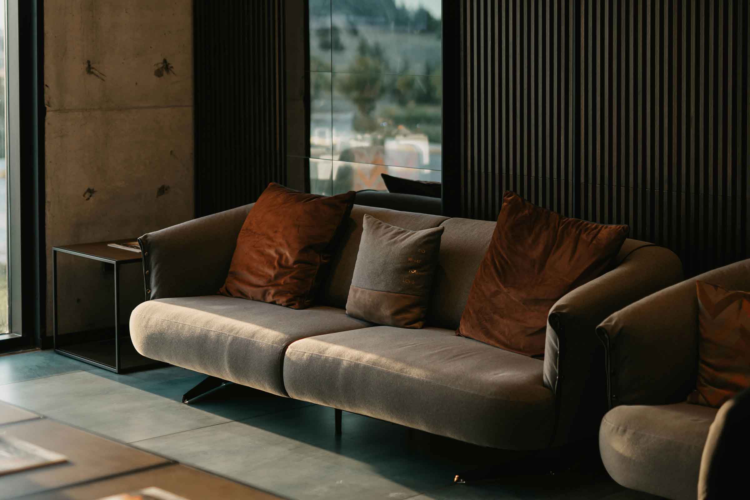 Living modern cu canapea și perne decorative