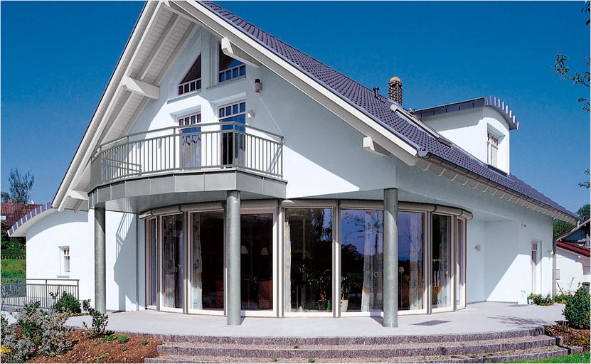 Casă cu balcon, terasă și fațade mari de ferestre