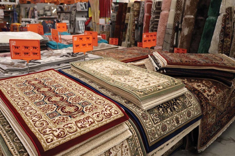 Selecție de covoare cu modele și etichete de preț diferite