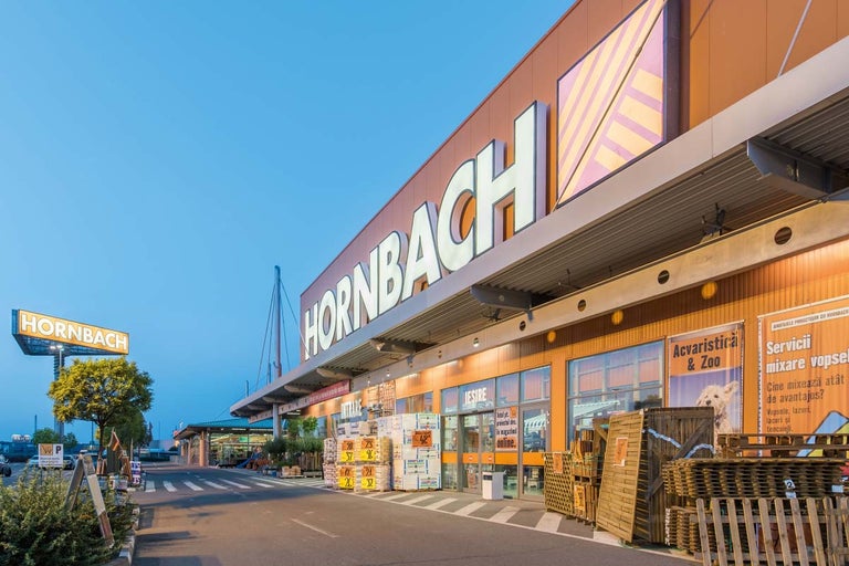 Vedere exterioară a unui magazin de bricolaj Hornbach