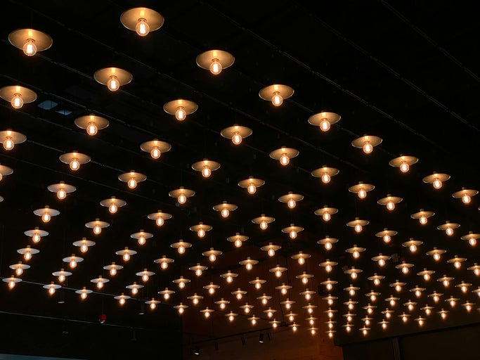 Vedere de sus a tavanului cu multe lămpi într-o cameră întunecată