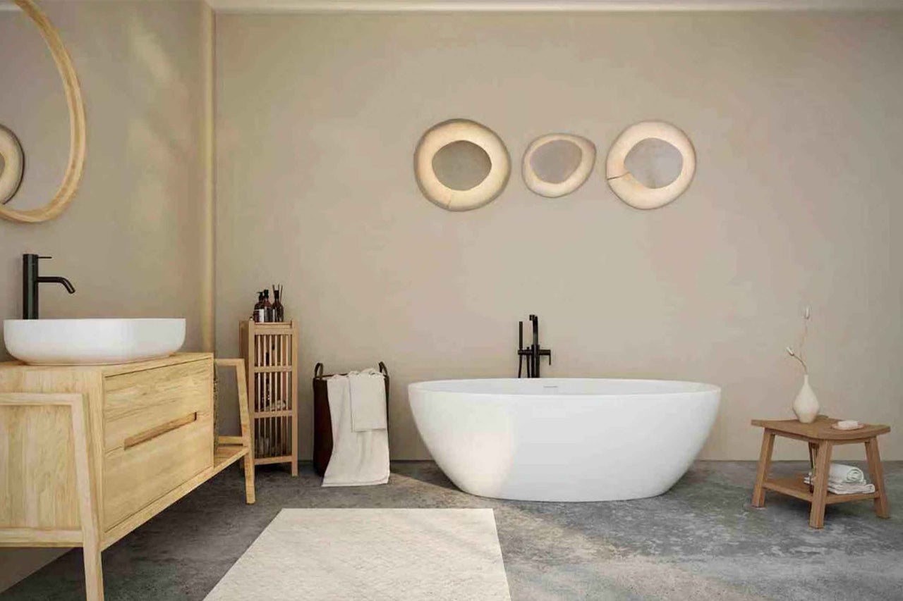 Baie modernă cu cadă de sine stătătoare, lavoar pe mobilier din lemn și mobilier de baie minimalist.