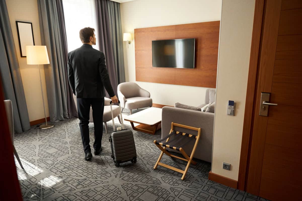 Cameră de hotel cu televizor, zonă de relaxare, suport pentru bagaje, perdele și covor