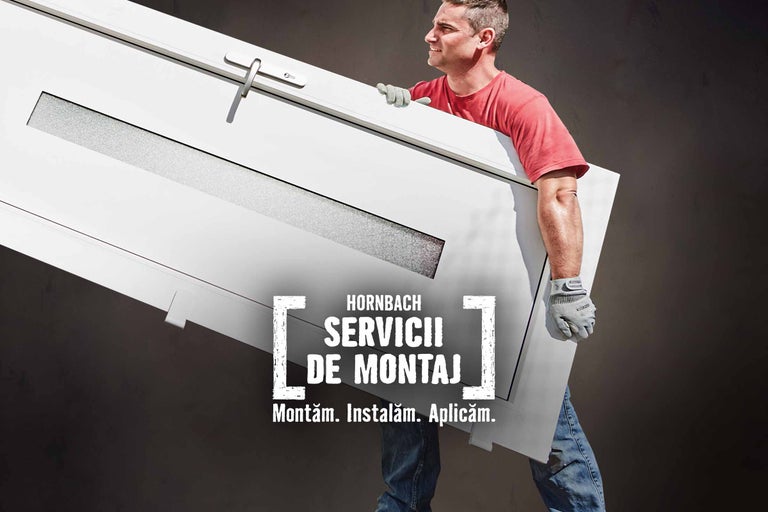 Un bărbat poartă o ușă cu fereastră pentru serviciul de montaj Hornbach.