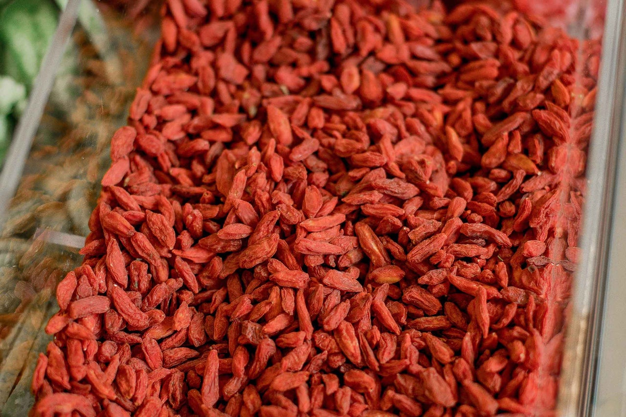 Fructe goji uscate într-un recipient