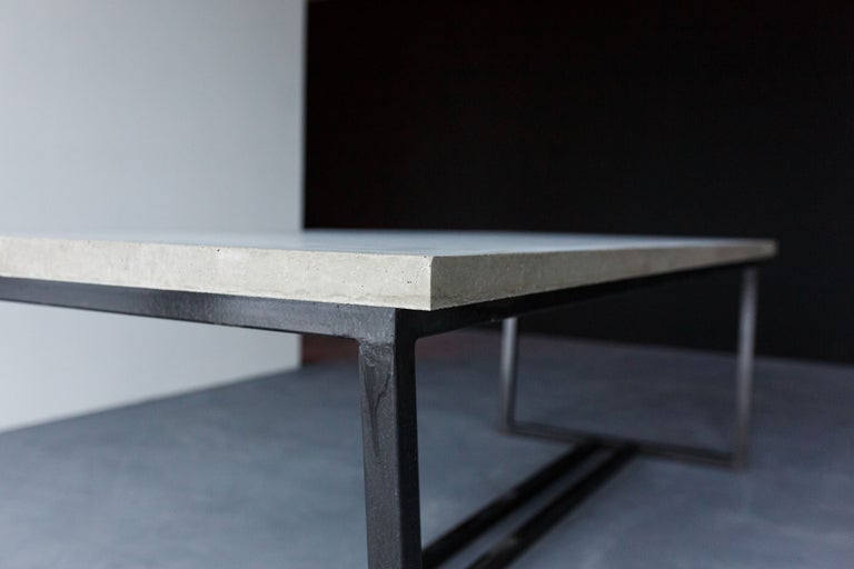 Masă cu blat din beton și cadru metalic negru