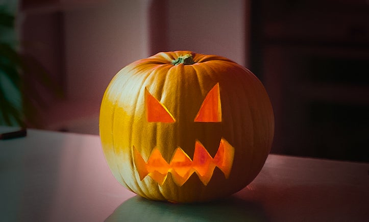 Dovleac de Halloween sculptat cu față