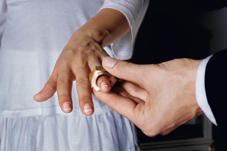 Un inel piuliță de șurub este pus pe un deget