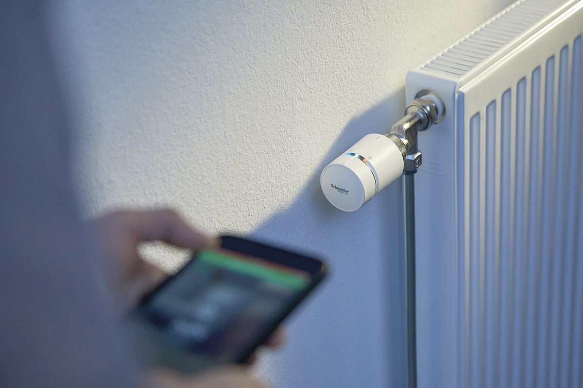 Termostat inteligent pentru calorifer cu control prin smartphone pe calorifer