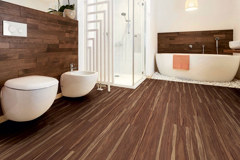 Baie cu toaletă, bideu, duș și cadă într-un design luminos și spațios