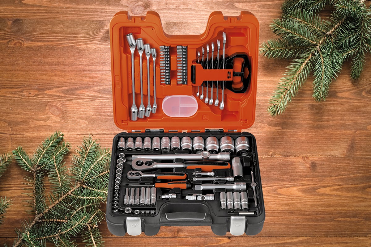 Valiză de scule deschisă cu diverse scule