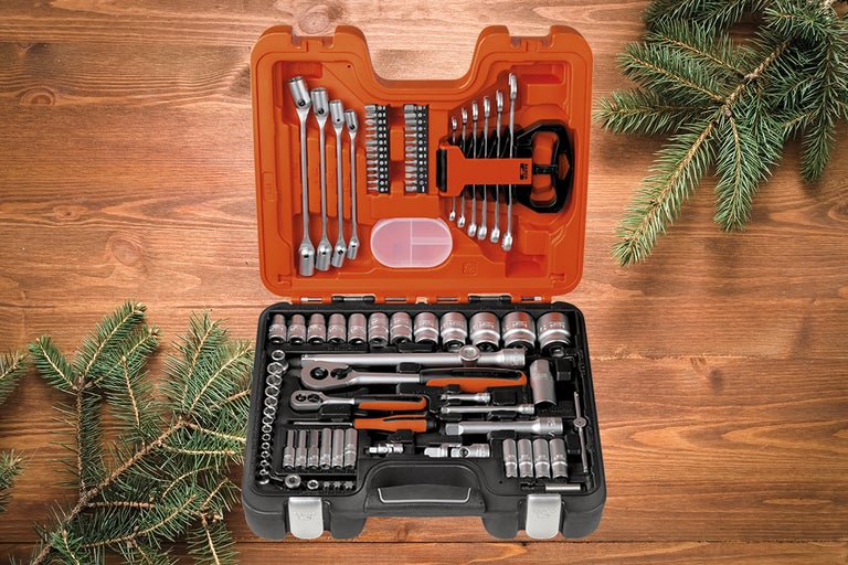 Valiză de scule deschisă cu diverse scule