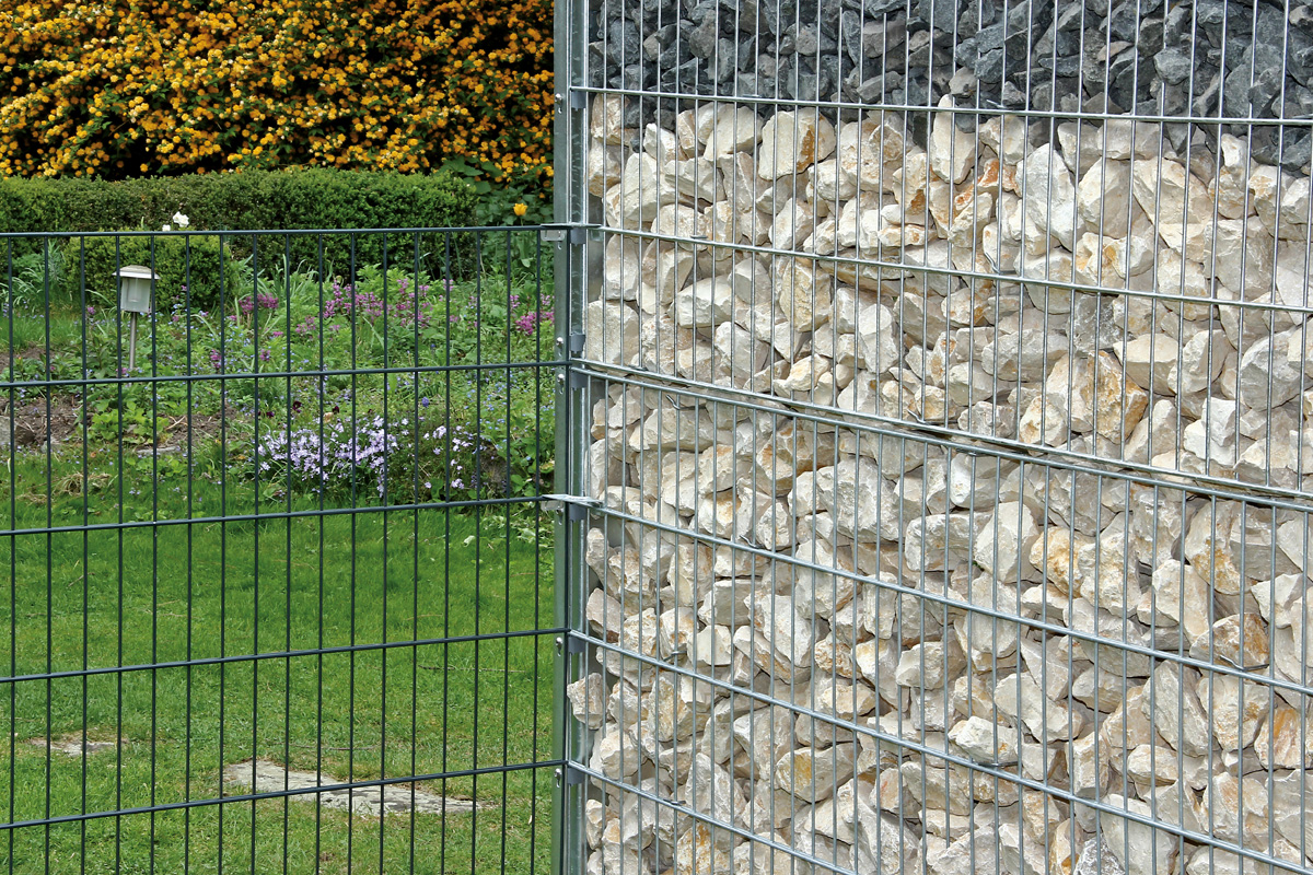 Gard gabion și gard din sârmă în grădină