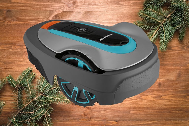 Robot de tuns iarba Gardena pe fundal din lemn