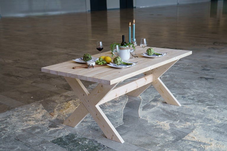 Masa din lemn decorată cu mâncare și băuturi