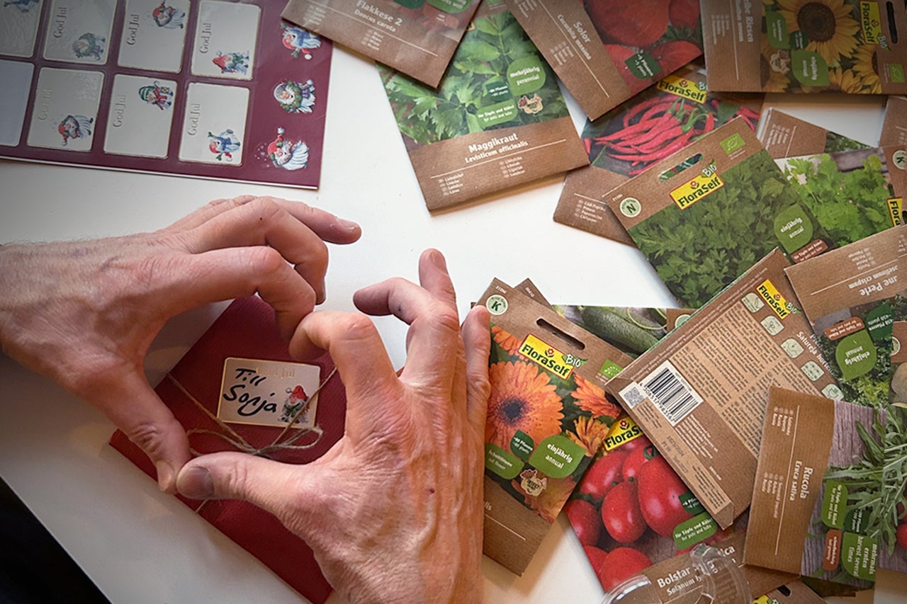 Un plic roșu cu inscripția Pentru Sonja se află printre soiurile de semințe.