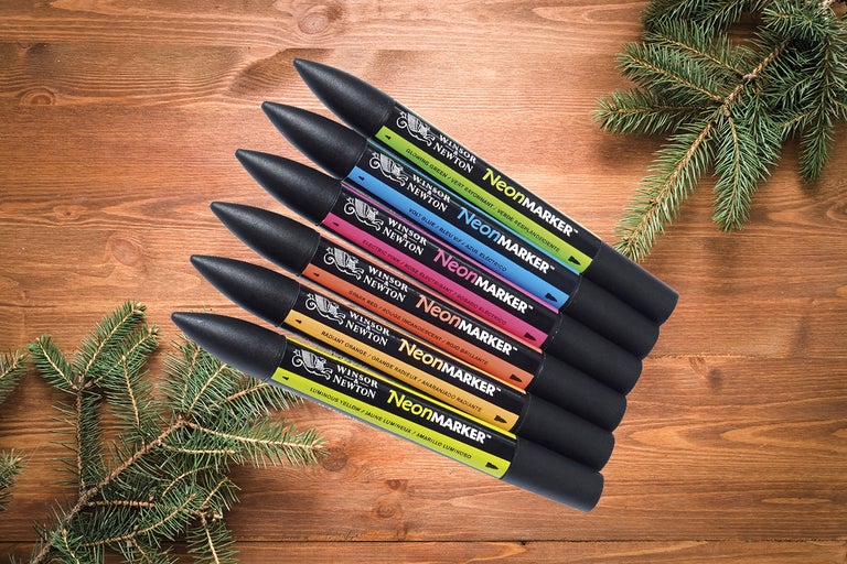 Șase markere neon Winsor Newton pe o masă din lemn.