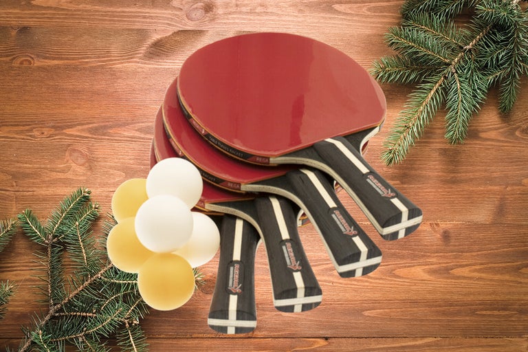 Set de rachete de tenis de masă cu mingi de tenis de masă pe fundal de lemn