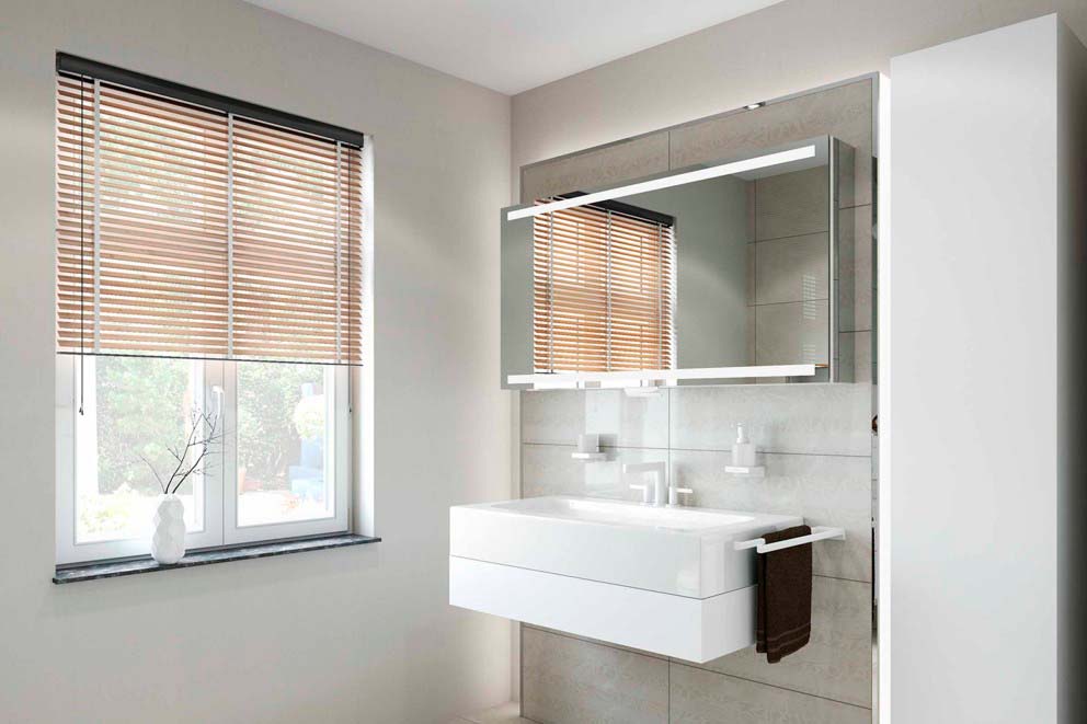 Baie modernă cu fereastră, jaluzele orizontale din lemn, chiuvetă și oglindă iluminată