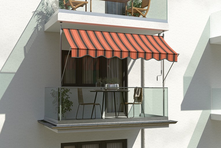 Balcon cu copertină, masă și scaune de exterior