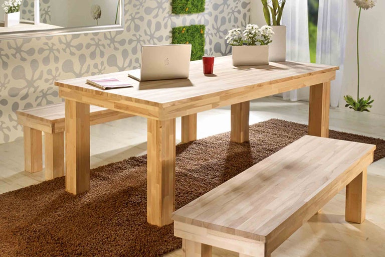 Masa de sufragerie din lemn masiv cu bănci pe covor maro