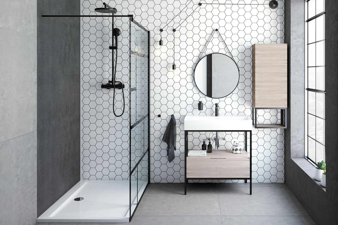 Baie modernă cu duș, lavoar, oglindă și faianță hexagonală