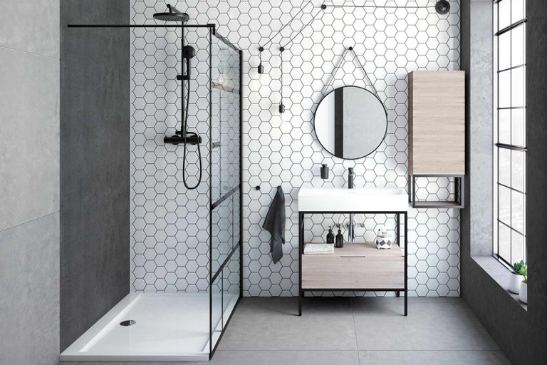 Baie modernă cu duș, lavoar, oglindă și faianță hexagonală