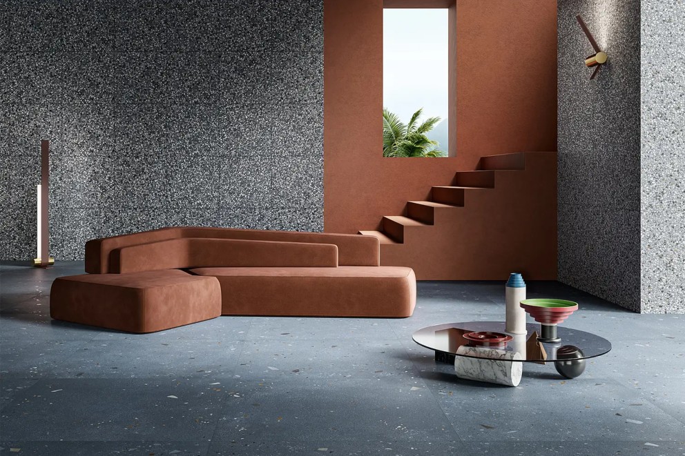 Living modern cu canapea, măsuță de cafea și podea de terrazzo