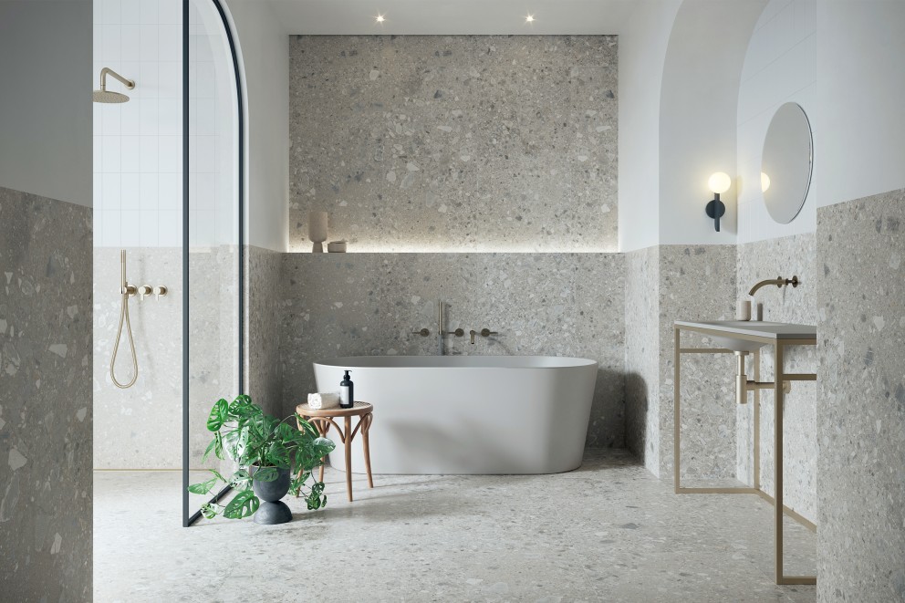 Baie modernă cu cadă, duș și chiuvetă cu aspect de terrazzo