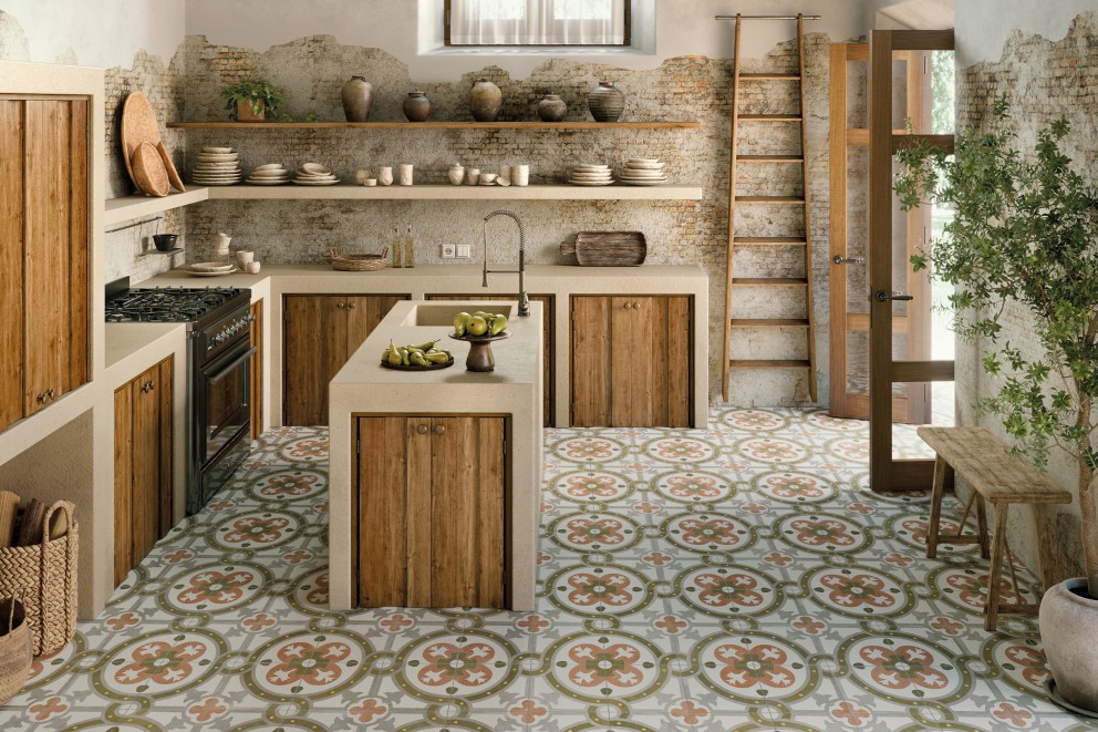 Bucătărie luminoasă în stil rustic cu model de gresie, rafturi și elemente din lemn.