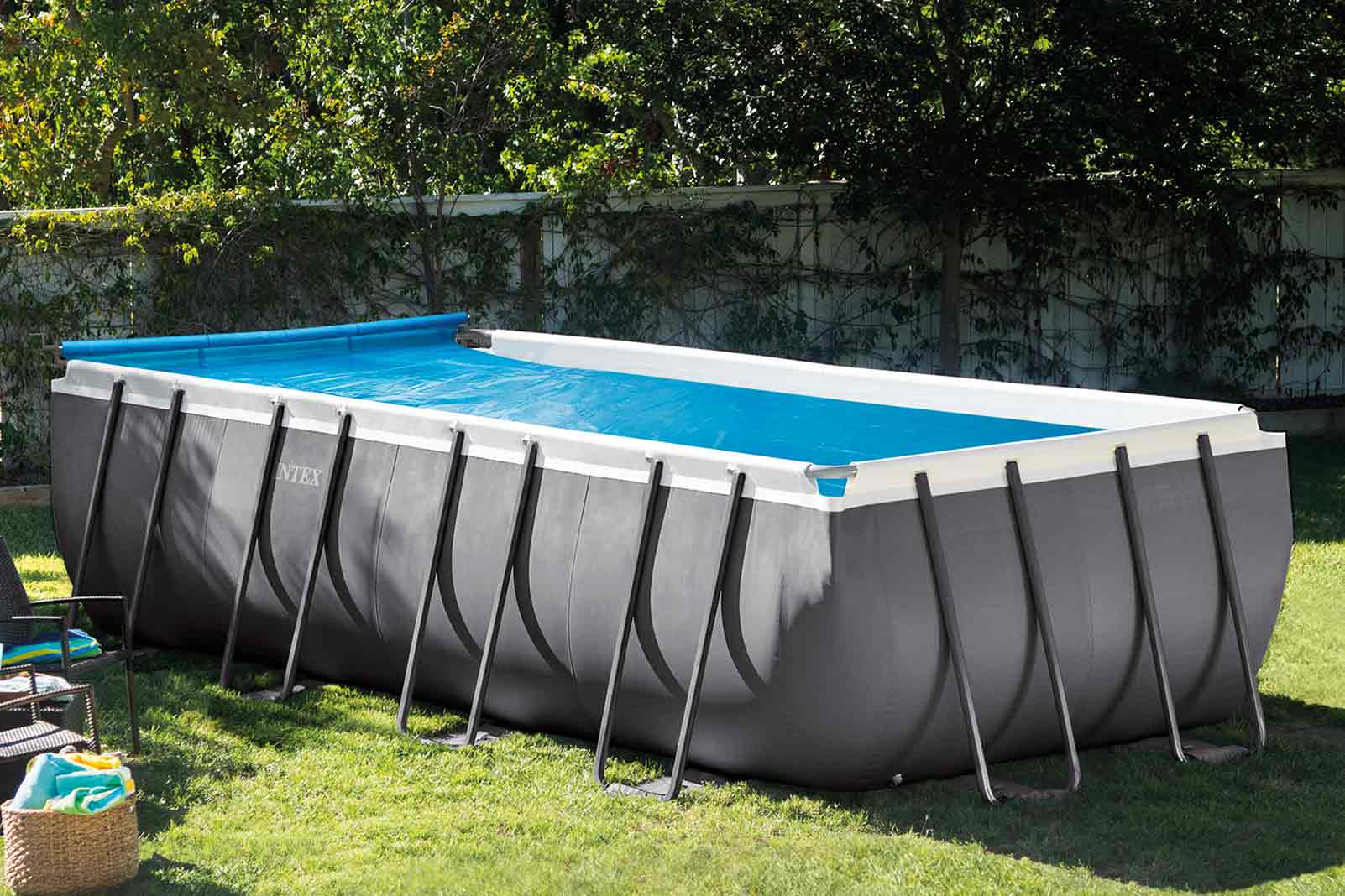 Piscină cu cadru dreptunghiular în grădină cu acoperire