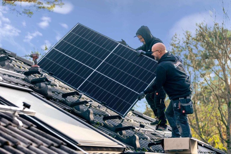 Instalarea panourilor fotovoltaice: Ce sunt panourile fotovoltaice, tipuri și eficiență Instalarea panourilor fotovoltaice: Ce sunt panourile fotovoltaice, tipuri și eficiență