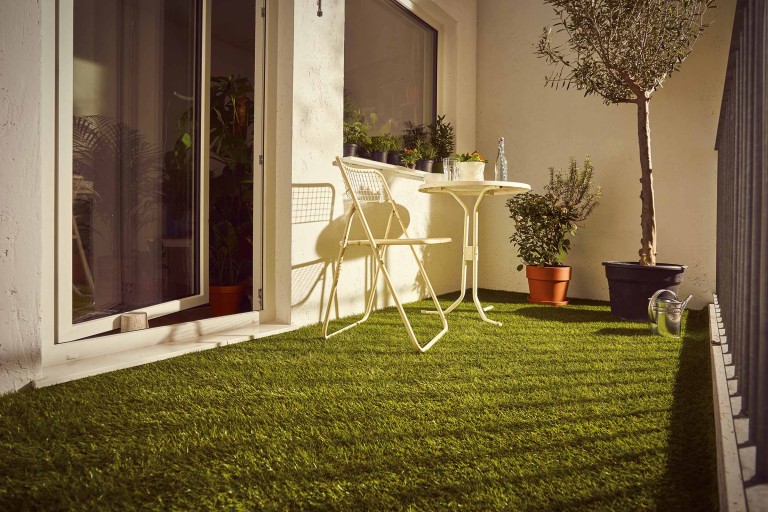 Gazon artificial vs. gazon natural: analiză completă Gazon artificial vs. gazon natural: analiză completă