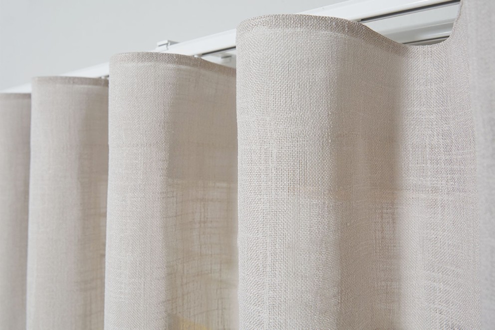 Cortină din material textil pe o tijă de perdea