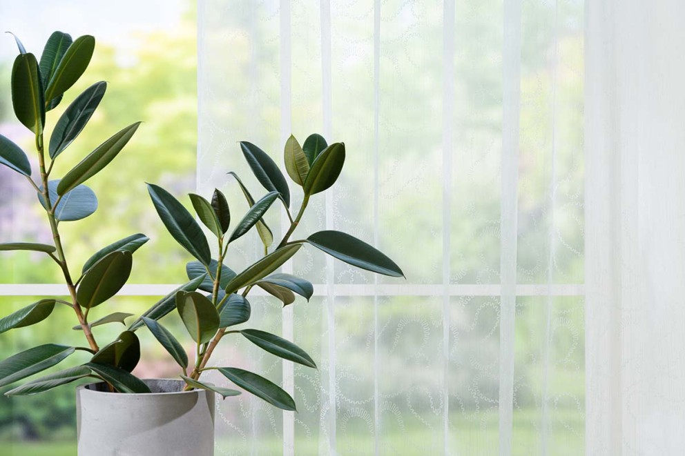 Perdea alba transparenta material usor cu model pentru balcon Perdea alba transparenta material usor cu model pentru balcon