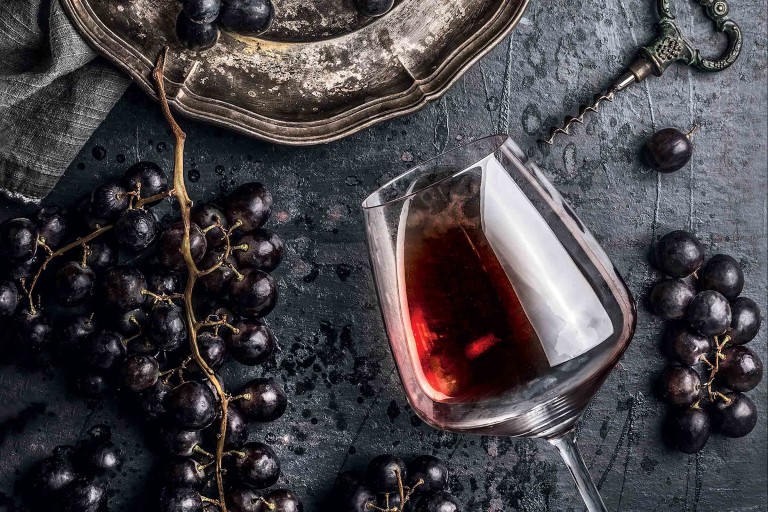 Cum se face vinul – etape, produse necesare și alte informații utile pentru prepararea unei băuturi alcoolice de calitate în gospodărie